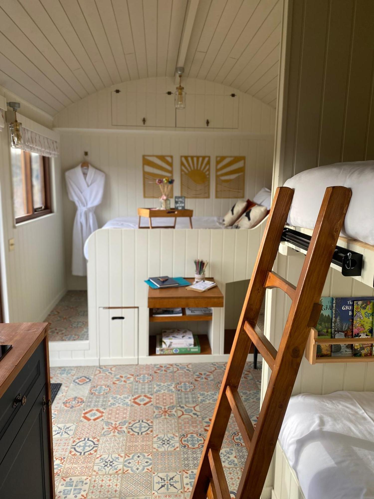 Lodge Ledmacoy Shepherds Huts *
